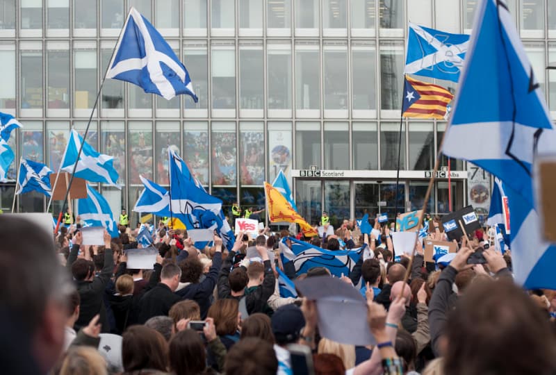 A crowd of 'Yes' supporters rally outside the BBC Scotland headquarters in Glasgow in September 2014. Credit: Iona Shepherd/Alamy Stock Photo.